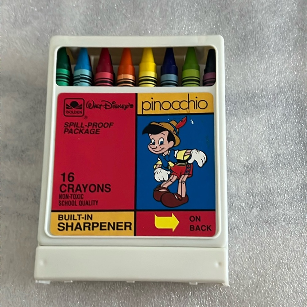 Vintage Walt Disney's Pinocchio Golden 16 Crayons